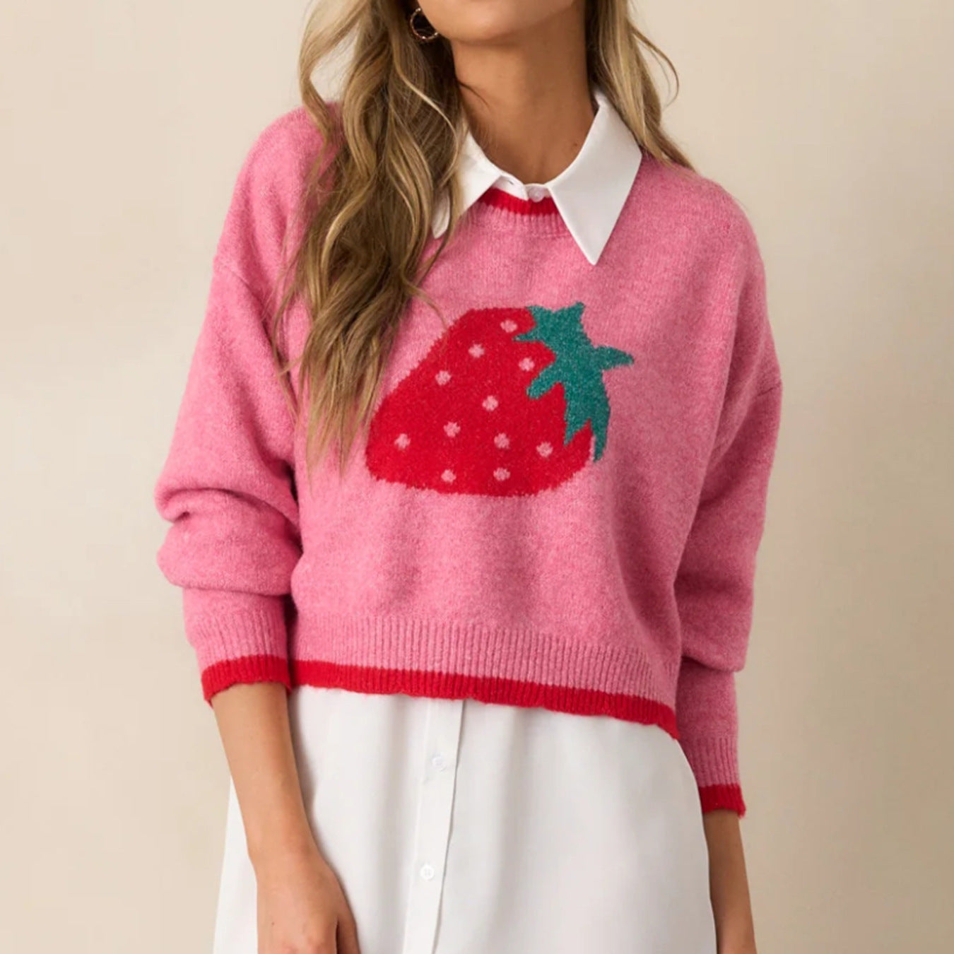 Pull tendance pour femmes avec motif fraise et poignets contrastés Chic und Stil