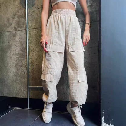 High-waisted elastic cargo pants for women with practical pockets Chic and Style