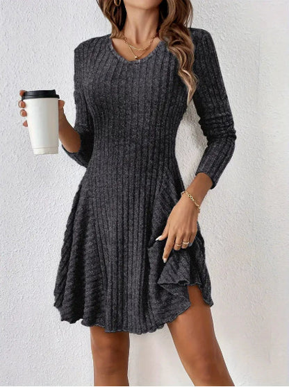 Robe en tricot pour femmes avec décolleté en V et détails volants Chic und Stil