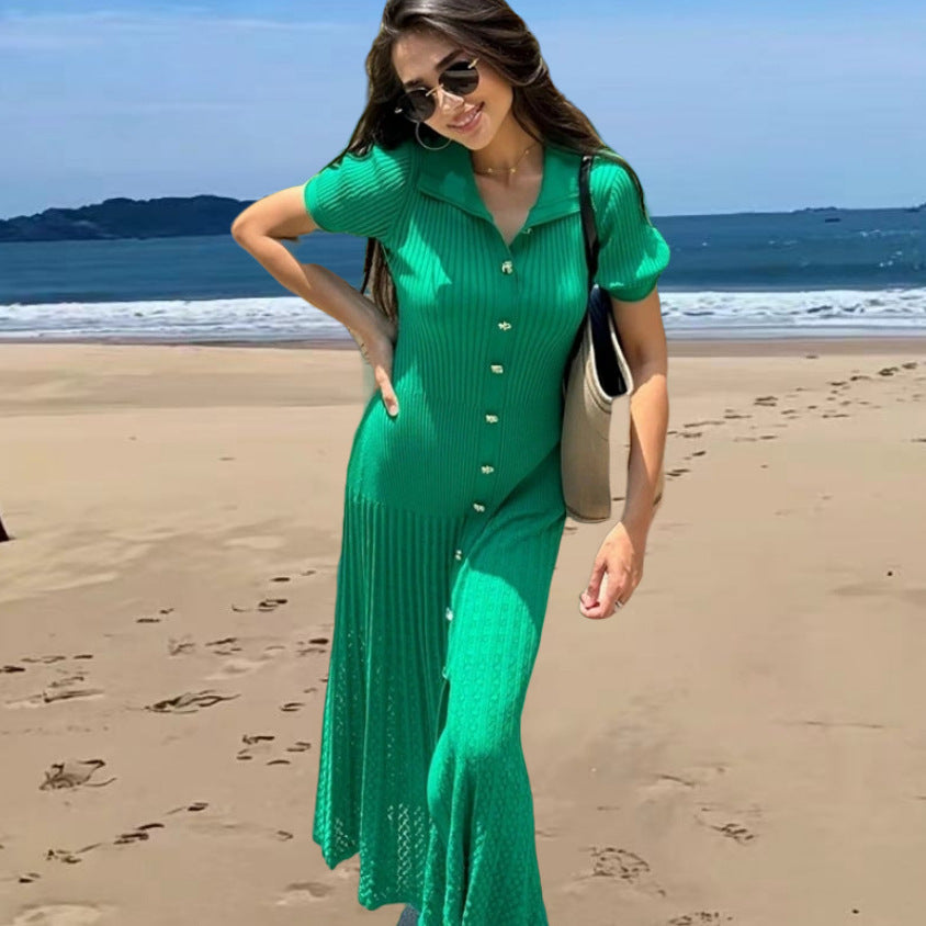 Robe en tricot mi-longue pour femmes avec une elegante patte de boutons et des détails à la mode Chic und Stil