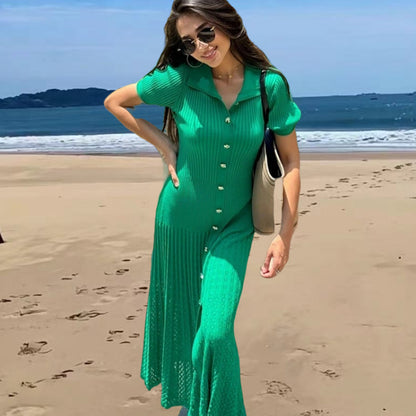 Robe en tricot mi-longue pour femmes avec une elegante patte de boutons et des détails à la mode Chic und Stil