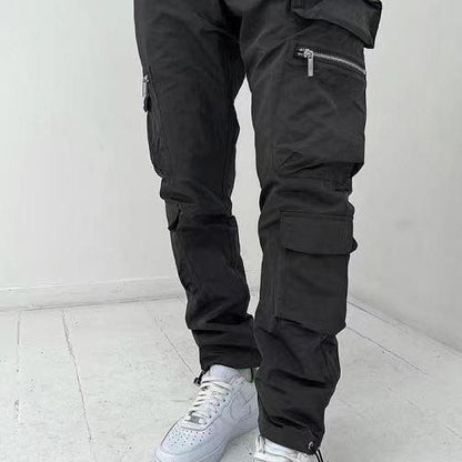 Men's cargo pants with practical multifunctional pockets and a modern slim fit Chic und Stil