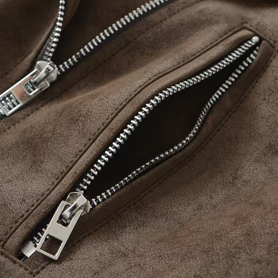 Dames en simili cuir bikerjacke dans un design cropped à la mode avec des poches pratiques Chic und Stil