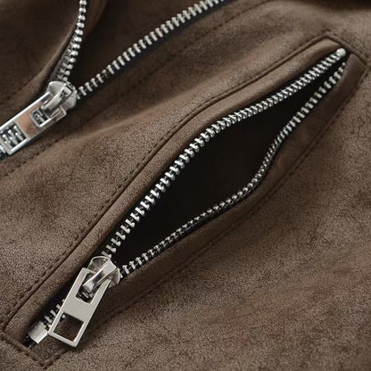 Dames en simili cuir bikerjacke dans un design cropped à la mode avec des poches pratiques Chic und Stil