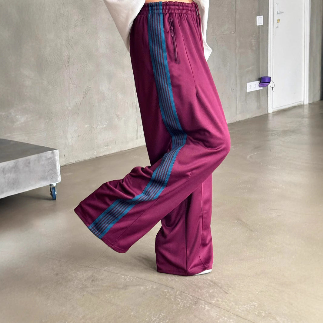 Wide sports pants for women with diagonal stripes Chic und Stil