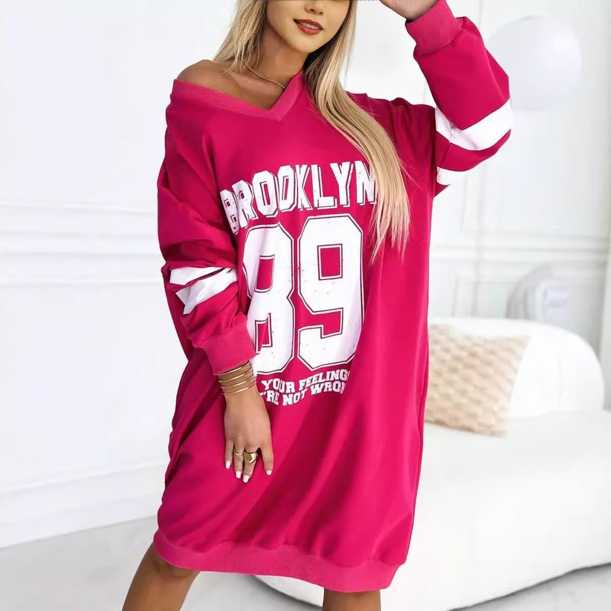 Robe de sport décontractée oversize pour femmes avec décolleté en V et manches contrastées Chic und Stil