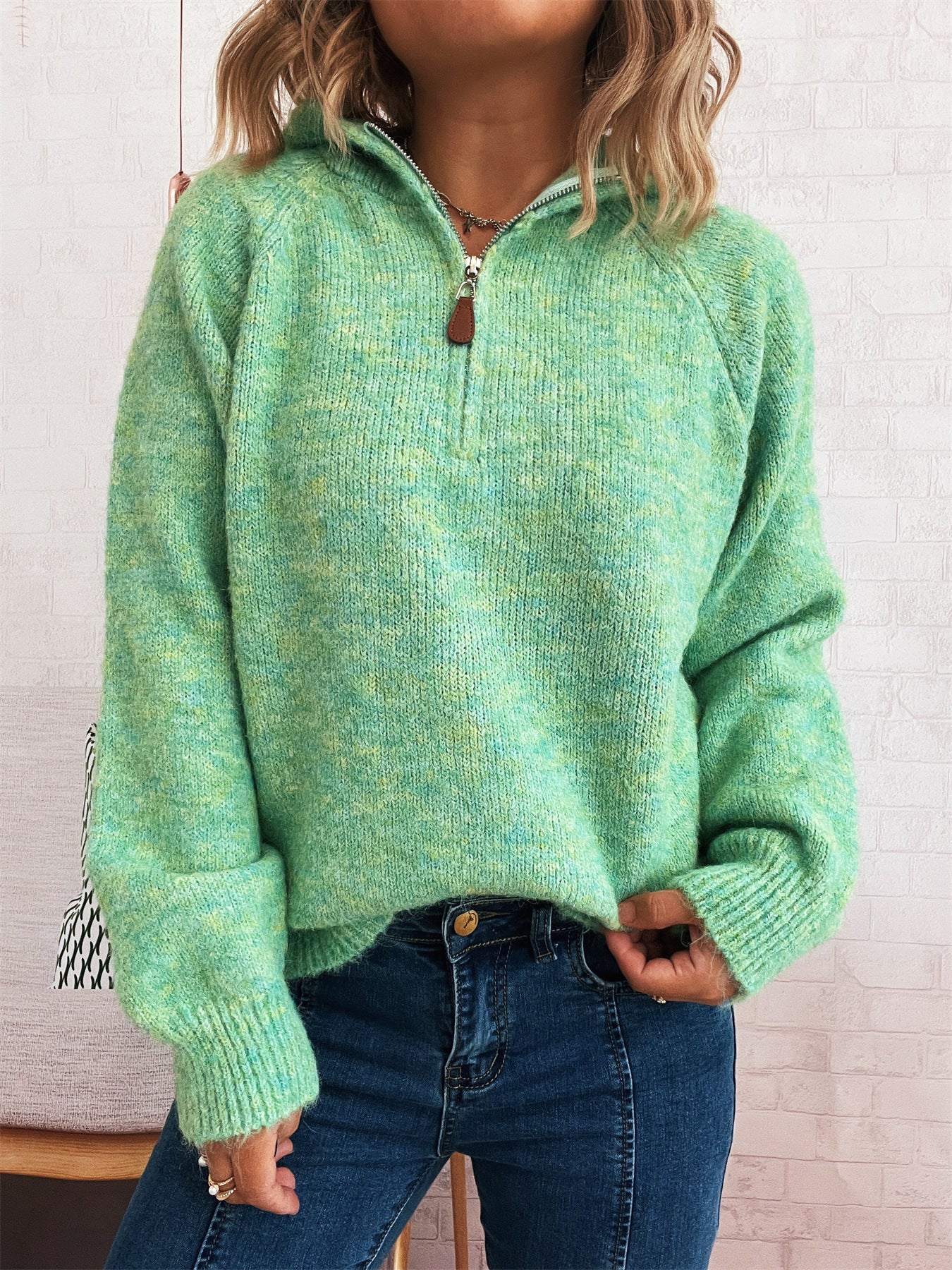 Dames pull à capuche douillet avec zip et design côtelé moderne Chic und Stil