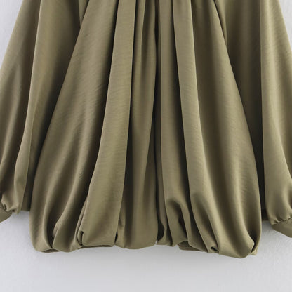 Chemisier oversized pour femmes avec des drapés raffinés et un élégant détail de bouton Chic und Stil