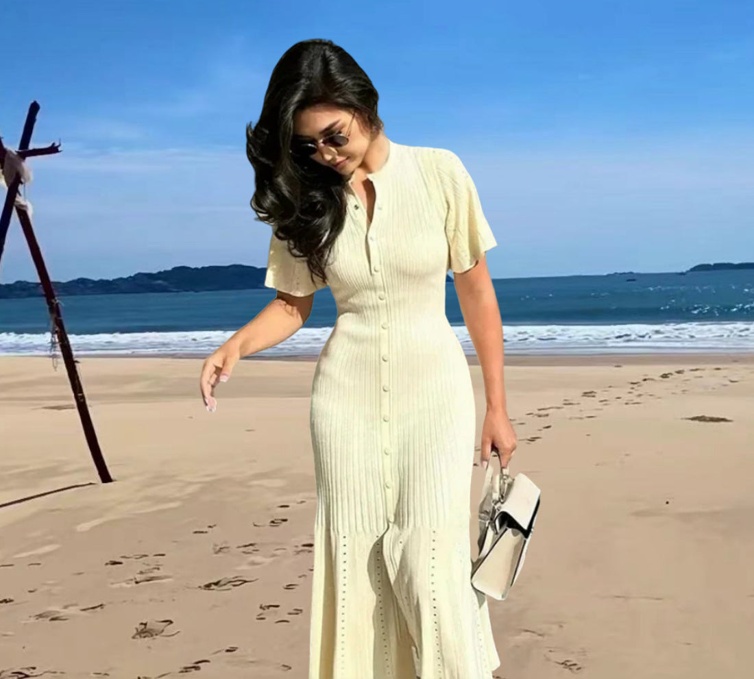 Robe en tricot mi-longue pour femmes avec une elegante patte de boutons et des détails à la mode Chic und Stil