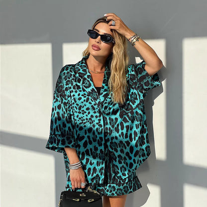 Blouse courte à manches courtes en satin pour femmes avec motif léopard et coupe décontractée Chic und Stil