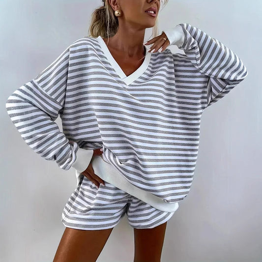 Dames Haut de sport à rayures avec shorts courts Chic und Stil