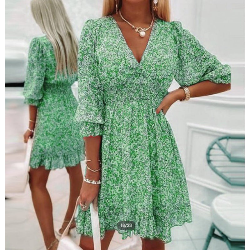 Robe mini à fleurs à décolleté en V pour femmes avec taille froncée Chic und Stil