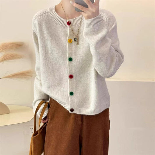 Dames cardigan en peluche avec des détails de boutons colorés et une coupe moderne Chic und Stil