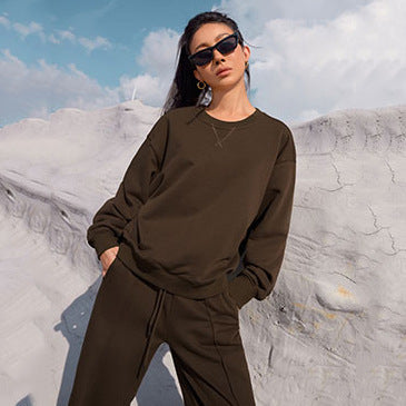 Women's sporty jogger set with wide pants and oversized sweatshirt Chic and Style