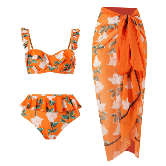 Women’s bikini set with ruffle details and matching wrap skirt Chic und Stil