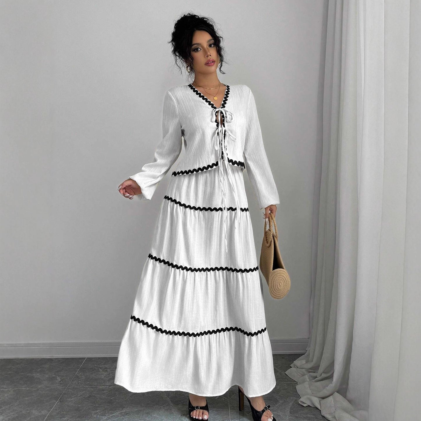 Robe maxi pour femmes avec décolleté à lacets ludique et jupe à volants élégante Chic und Stil