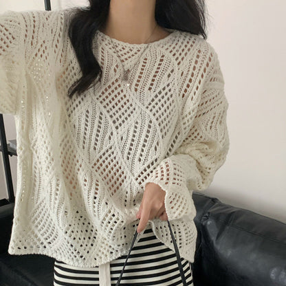 Chunky knit pullover for women with an innovative hole pattern and a relaxed fit Chic and Style