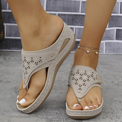 Sandales tongs confortables pour dames avec un look aéré en motif perforé Chic und Stil