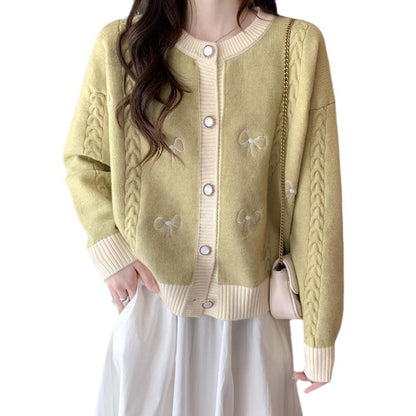 Dames cardigan en tricot confortable avec des appliqués en nœud et un motif en torsades Chic und Stil