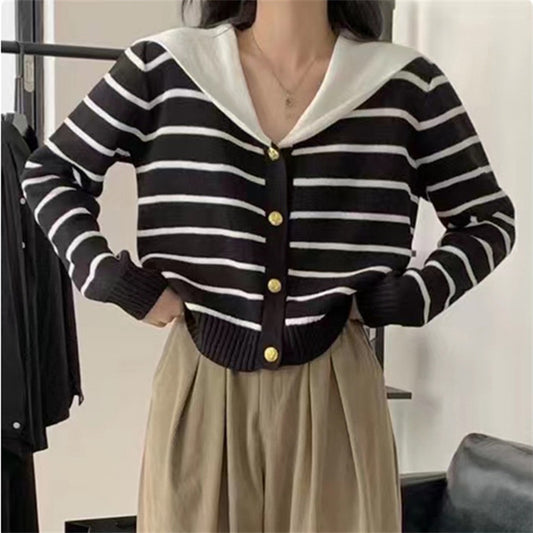 Cardigan tricotée à la mode pour femmes avec col et détails de boutons Chic und Stil