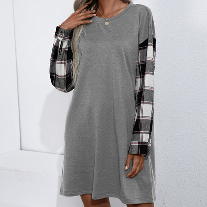 Robe sweat décontractée pour femmes avec des manches à carreaux Chic und Stil