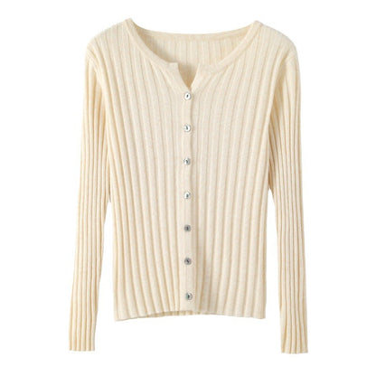 Cardigan pour femmes avec un fin motif en côtes et des détails de boutons élégants Chic und Stil