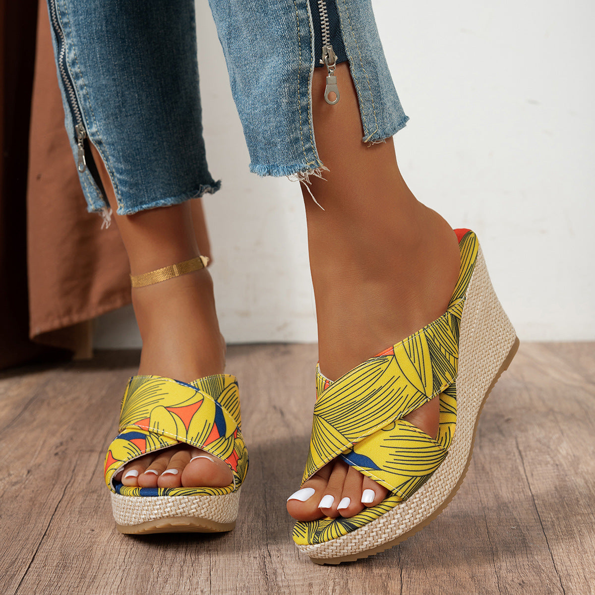 Wedge sandals for women with a floral design and a non-slip sole Chic und Stil