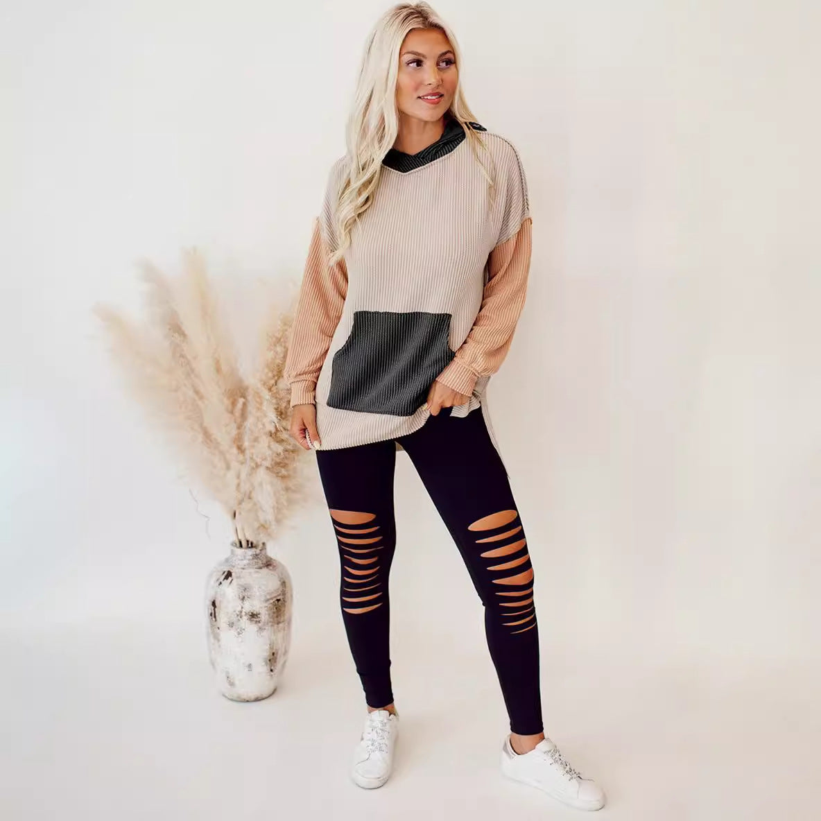 Pull à capuche décontracté pour femmes avec un design structuré et des poches pratiques Chic und Stil