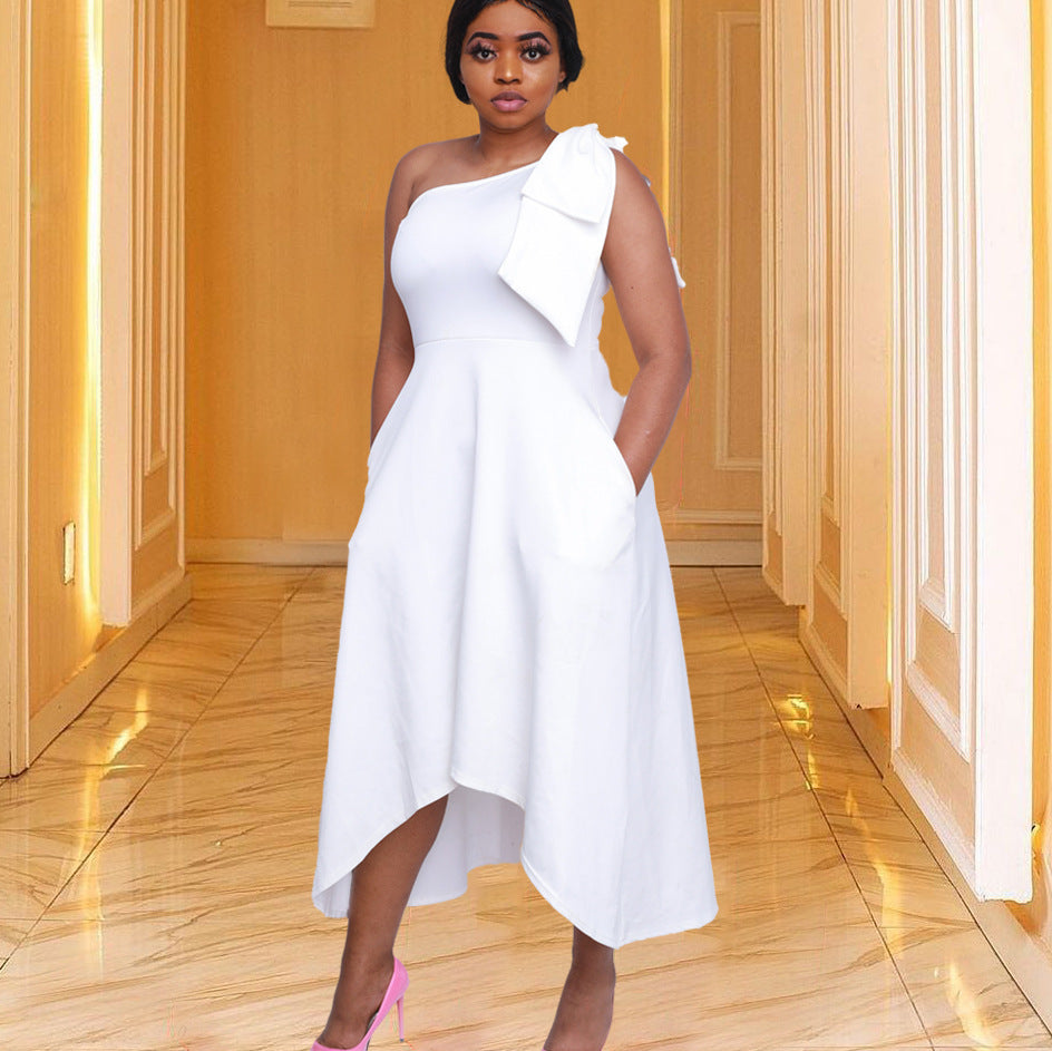 Robe de cocktail asymétrique pour femme avec une seule bretelle et ceinture Chic und Stil