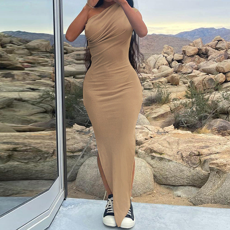 Robes élégantes pour femmes avec décolleté asymétrique et haute fente Chic und Stil