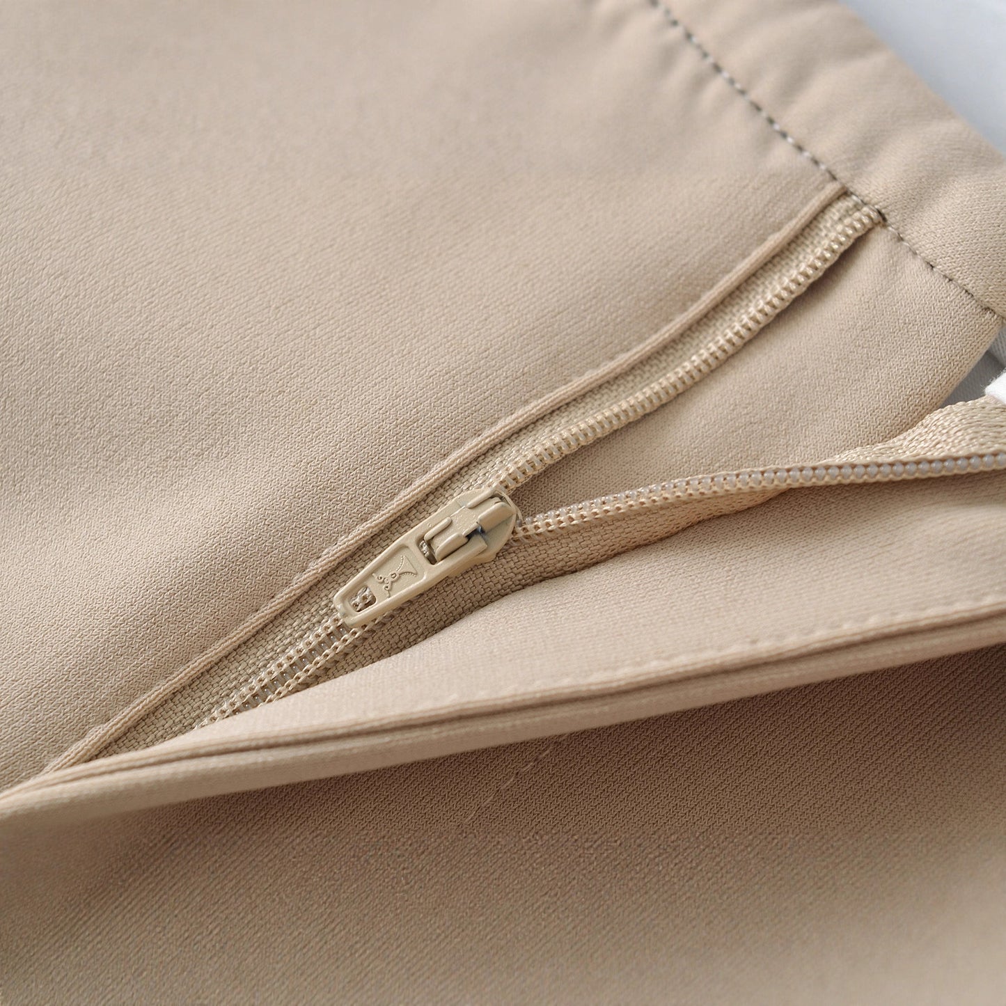 Women's flared pants with fitted waist and decorative belt Chic und Stil