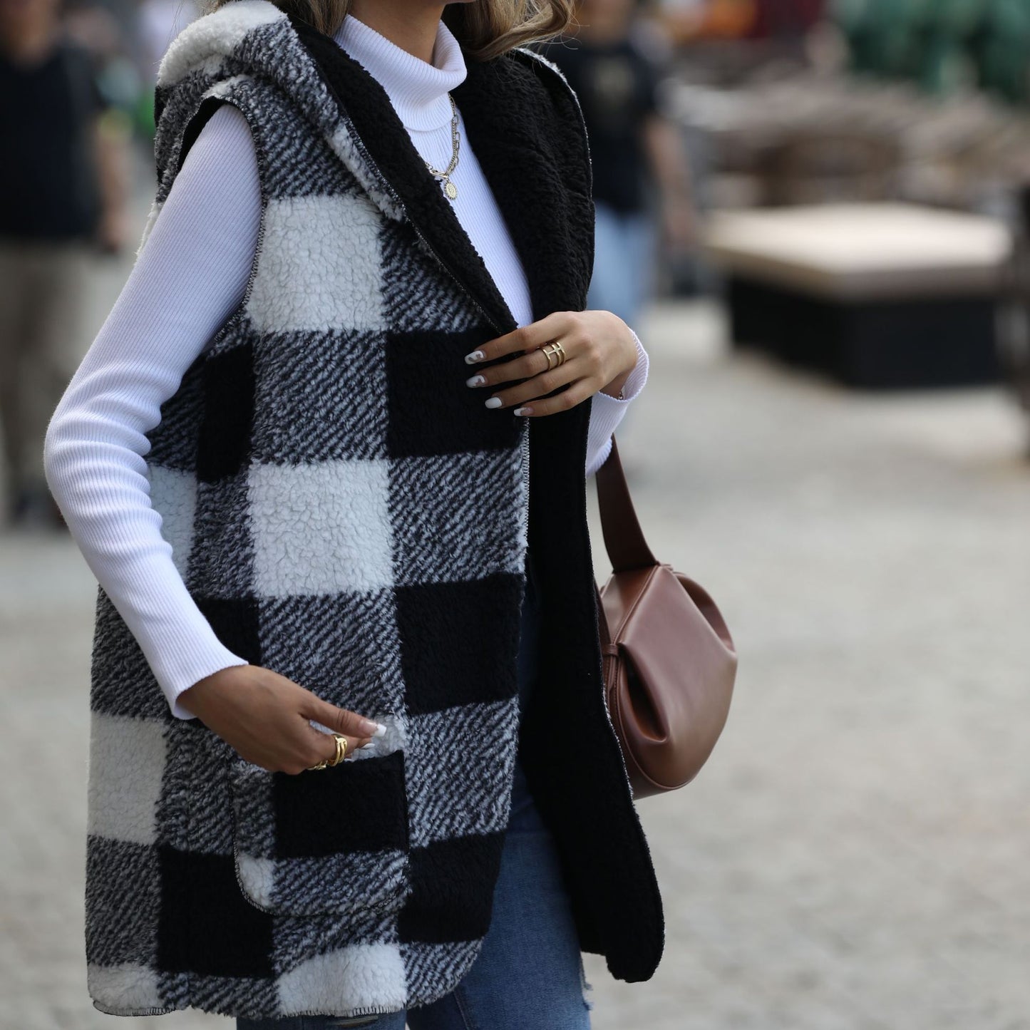Dames gilet en polaire avec capuche et motif à carreaux Chic und Stil