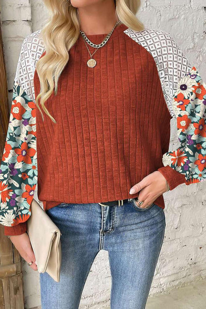 Pull femme à la forme ludique avec un design de manches florales Chic und Stil