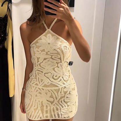 Robe en crochet pour femmes avec des motifs floraux délicats et des bretelles fines Chic und Stil