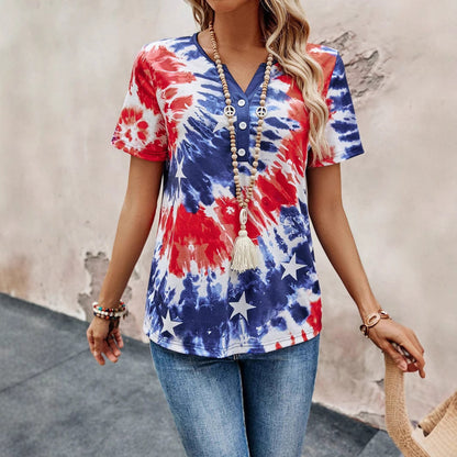 T-shirt à manches courtes pour femmes avec encolure boutonnée et design batik ludique Chic und Stil