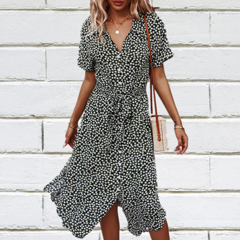 Robe à fleurs pour femmes avec coupe cintrée et volants Chic und Stil