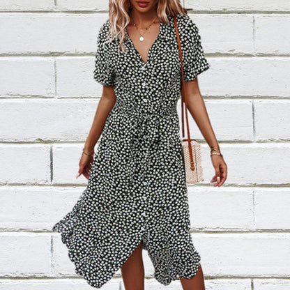 Robe à fleurs pour femmes avec coupe cintrée et volants Chic und Stil