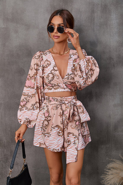 Ensemble crop-top et shorts pour femmes avec des manches volumineuses et un motif unique Chic und Stil