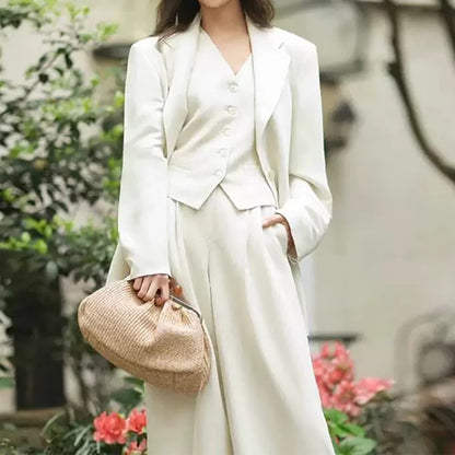 Structured blazer and wide pants set Chic und Stil for women