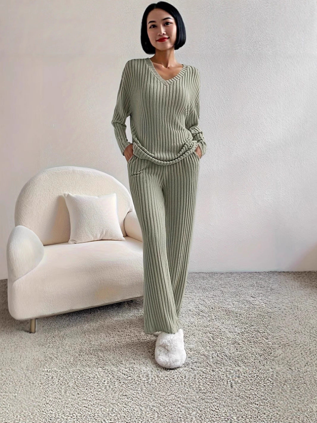 Costume en tricot élégant pour femmes avec décolleté en V et taille latérale Chic und Stil