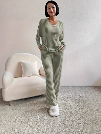 Costume en tricot élégant pour femmes avec décolleté en V et taille latérale Chic und Stil