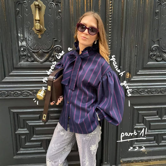 Chemisier à manches longues pour femmes avec un design rayé et un col à volants Chic und Stil