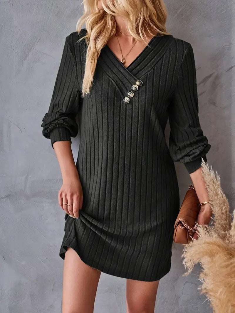 Robe tube pour femmes avec un élégant décolleté en V et des boutons décoratifs Chic und Stil
