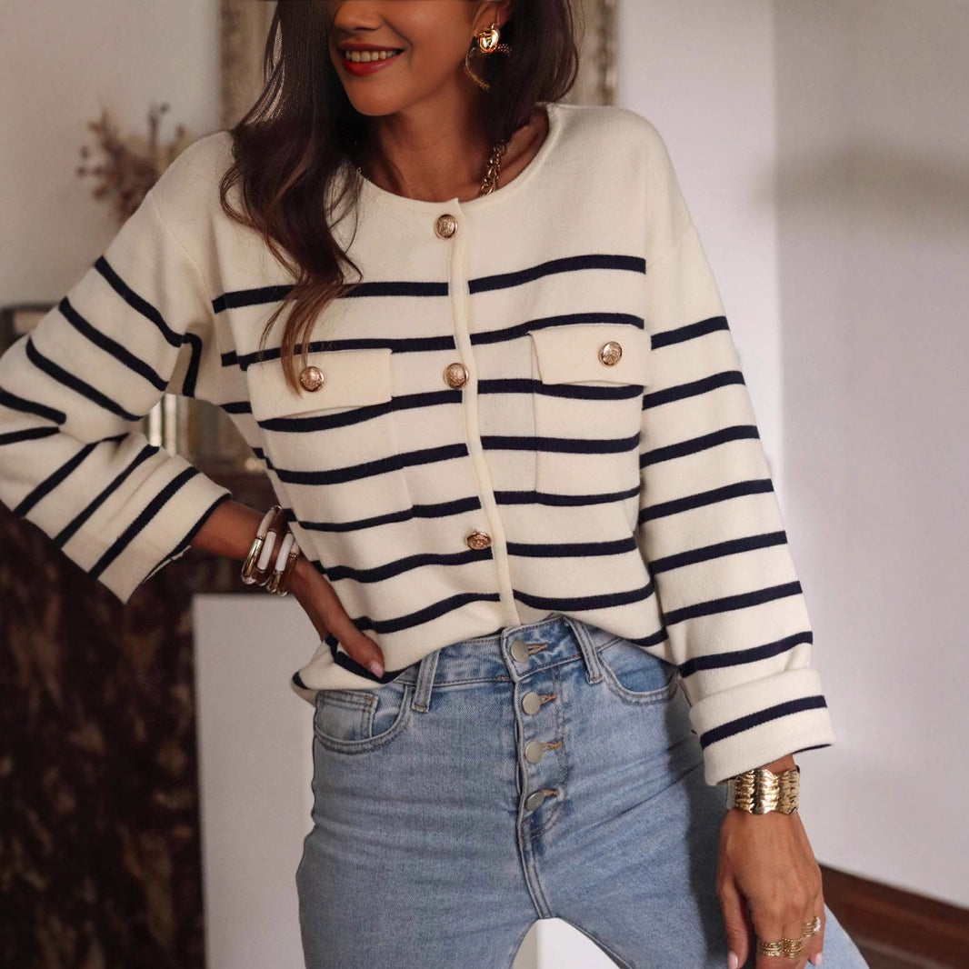 Cardigan confortable pour dames avec motif rayé tendance et détails de boutons élégants Chic und Stil