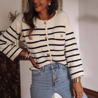 Cardigan confortable pour dames avec motif rayé tendance et détails de boutons élégants Chic und Stil