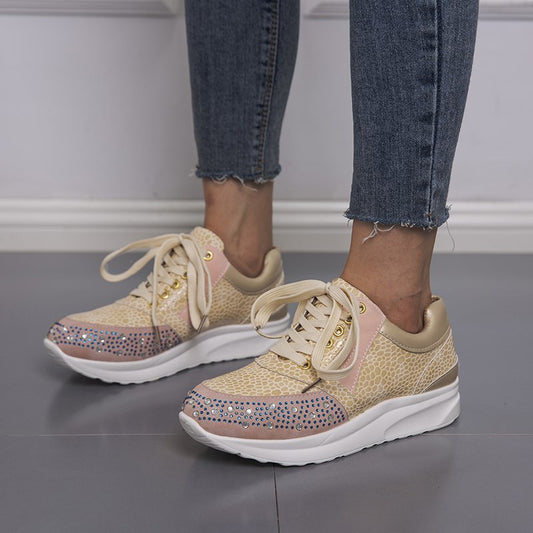 Baskets pour femmes avec des strass scintillants et une surface métallique élégante Chic und Stil