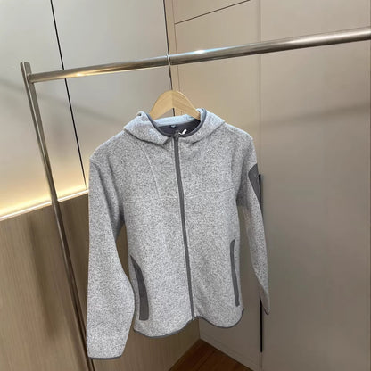 Veste fonctionnelle femme avec capuche respirante et poches zippées sur les côtés Chic & Stil