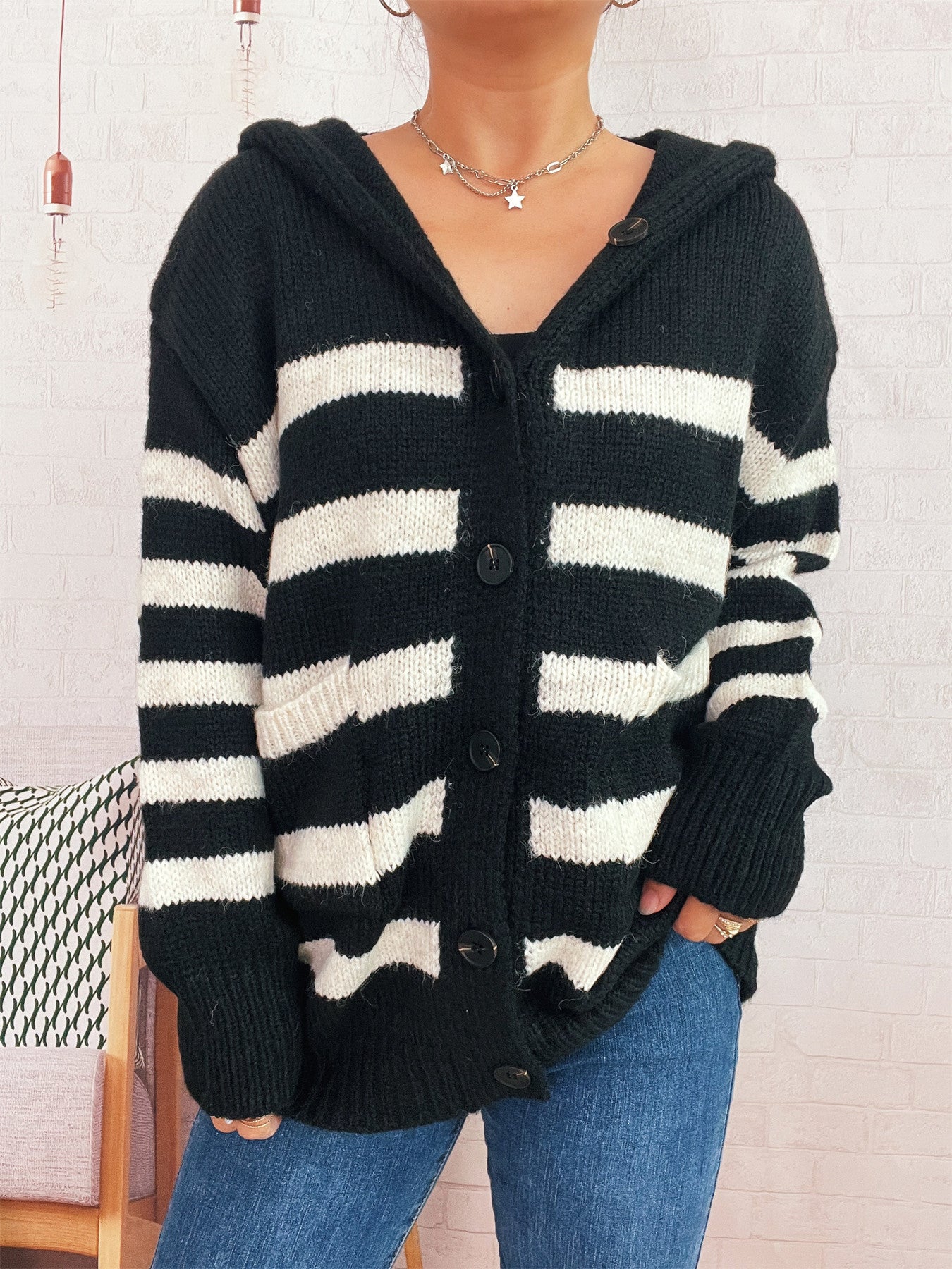 Dame oversized cardigan en tricot avec des rayures contrastantes et une capuche Chic und Stil