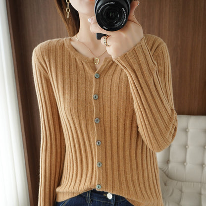 Cardigan pour femmes avec un fin motif en côtes et des détails de boutons élégants Chic und Stil