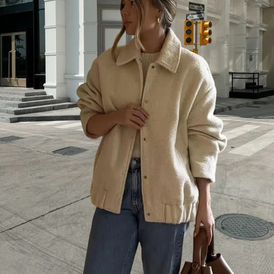 Women's comfortable oversized jacket in high-quality teddy material. Chic and stylish.